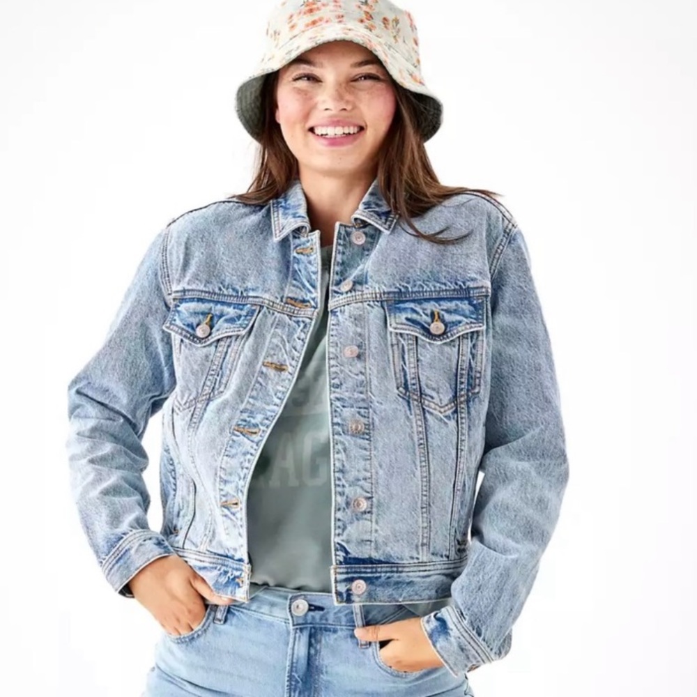 😍AE Classic Light-Wash Denim Jacket